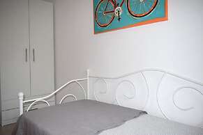Apt - Sleeps 5 - Pets Ok - Balcony - Parking