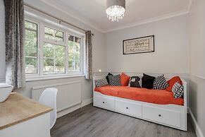 Ascot Pet Friendly 4 Bed House Parking