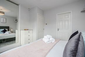 Ascot Pet Friendly 4 Bed House Parking