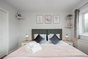 Ascot Pet Friendly 4 Bed House Parking