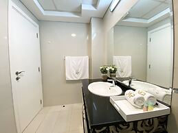  Luxe Apt with Panoramic Views and Terrace