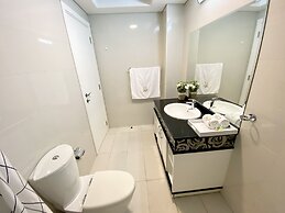  Luxe Apt with Panoramic Views and Terrace