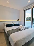 Phaedrus Living: Seaside Deluxe Flat Harbour 107