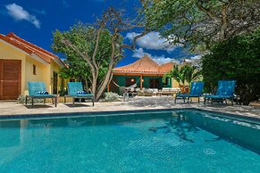 Secluded Villa With Pool3min to Beachfree Utilities