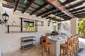 Upscale Ocean View Villa With Pool + Outdoor Kitchen