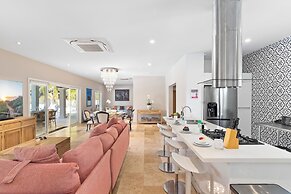 Upscale Ocean View Villa With Pool + Outdoor Kitchen