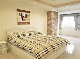 Large, Stylish 2 bed Apartment With Pool Table in Pattaya