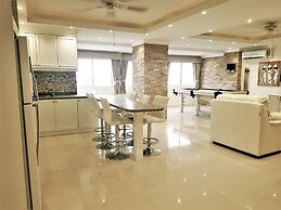 Large, Stylish 2 bed Apartment With Pool Table in Pattaya