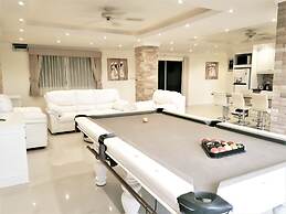 Large, Stylish 2 bed Apartment With Pool Table in Pattaya