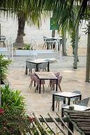 Giraffe Beach Hotel