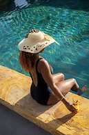 Giraffe Beach Hotel