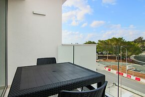 Phaedrus Living: Seaside Executive Flat Harbour 205