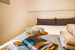 Phaedrus Living: Seaside Executive Flat Harbour 205