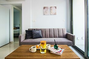 Phaedrus Living: Seaside Executive Flat Harbour 205