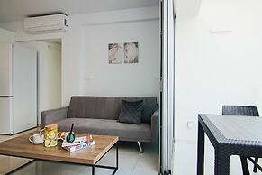 Phaedrus Living: Seaside Executive Flat Harbour 205