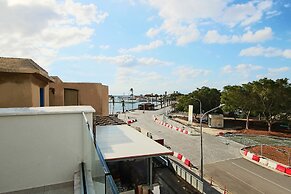 Phaedrus Living: Seaside Executive Flat Harbour 205