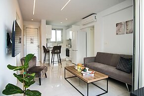 Phaedrus Living: Seaside Executive Flat Harbour 205
