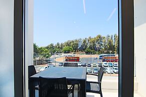 Phaedrus Living: Seaside Executive Flat Harbour 207