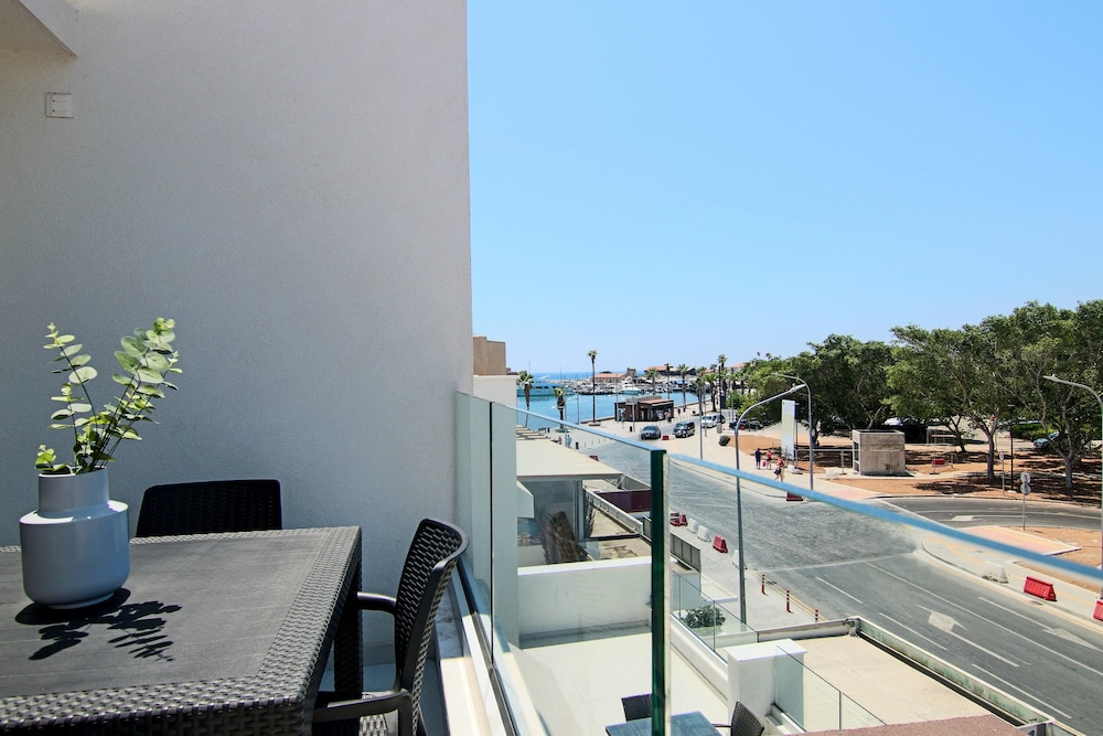 Phaedrus Living: Seaside Executive Flat Harbour 207