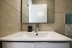 Phaedrus Living: Seaside Executive Flat Harbour 207