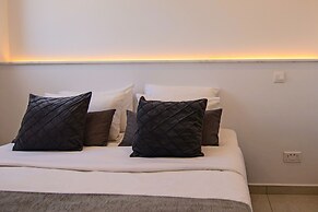 Phaedrus Living: Seaside Executive Flat Harbour 207