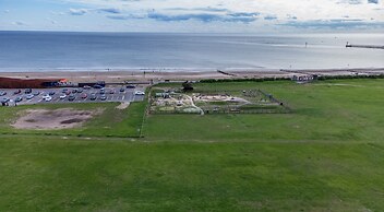 Seafront Apartment Private Garden & Free Parking