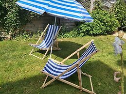 Seafront Apartment Private Garden & Free Parking