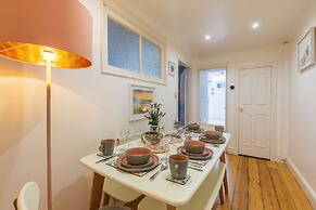 Seafront Apartment Private Garden & Free Parking