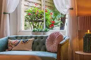 Seafront Apartment Private Garden & Free Parking