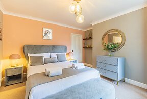 Seafront Apartment Private Garden & Free Parking