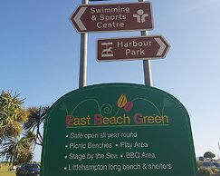 Seafront Apartment Private Garden & Free Parking
