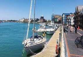 Seafront Apartment Private Garden & Free Parking