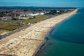 Seafront Apartment Private Garden & Free Parking