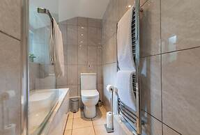 Seafront Apartment Private Garden & Free Parking