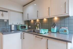 Seafront Apartment Private Garden & Free Parking