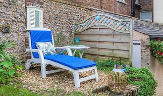 Seafront Apartment Private Garden & Free Parking
