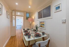 Seafront Apartment Private Garden & Free Parking