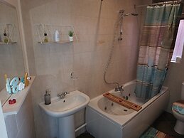 Roman Bank Flat With Spa Bath and Mermaids Teepee