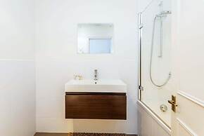 Bright and Spacious Notting Hill Nest