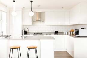 Bright London Bridge Apartment
