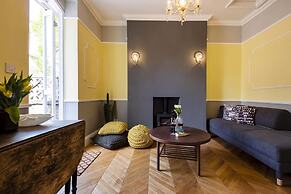 Bright 1BR + Balcony by Hyde Park