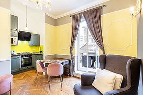 Bright 1BR + Balcony by Hyde Park