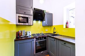 Bright 1BR + Balcony by Hyde Park