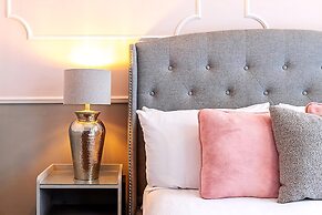 Bright 1BR + Balcony by Hyde Park