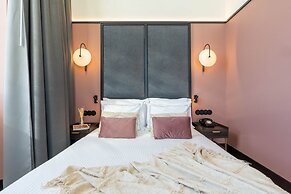 The Editory Riverside Hotel, an Historic Hotel