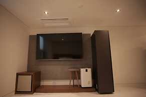 Hotel Seven Step