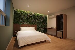 Hotel Seven Step