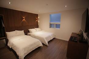 Hotel Seven Step