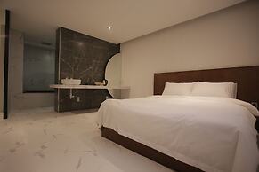 Hotel Seven Step