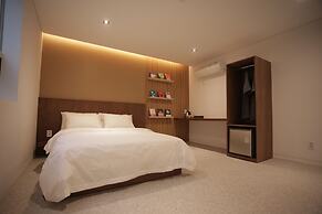 Hotel Seven Step